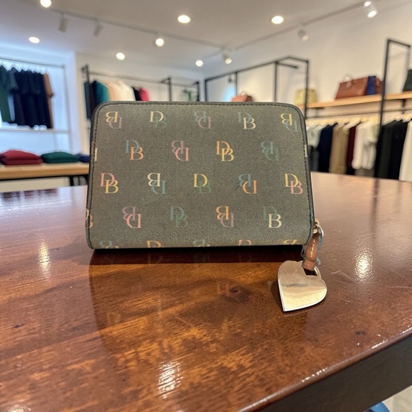 Dooney and Bourke black monogram shoulder bag with matching wallet - Picture 10 of 11